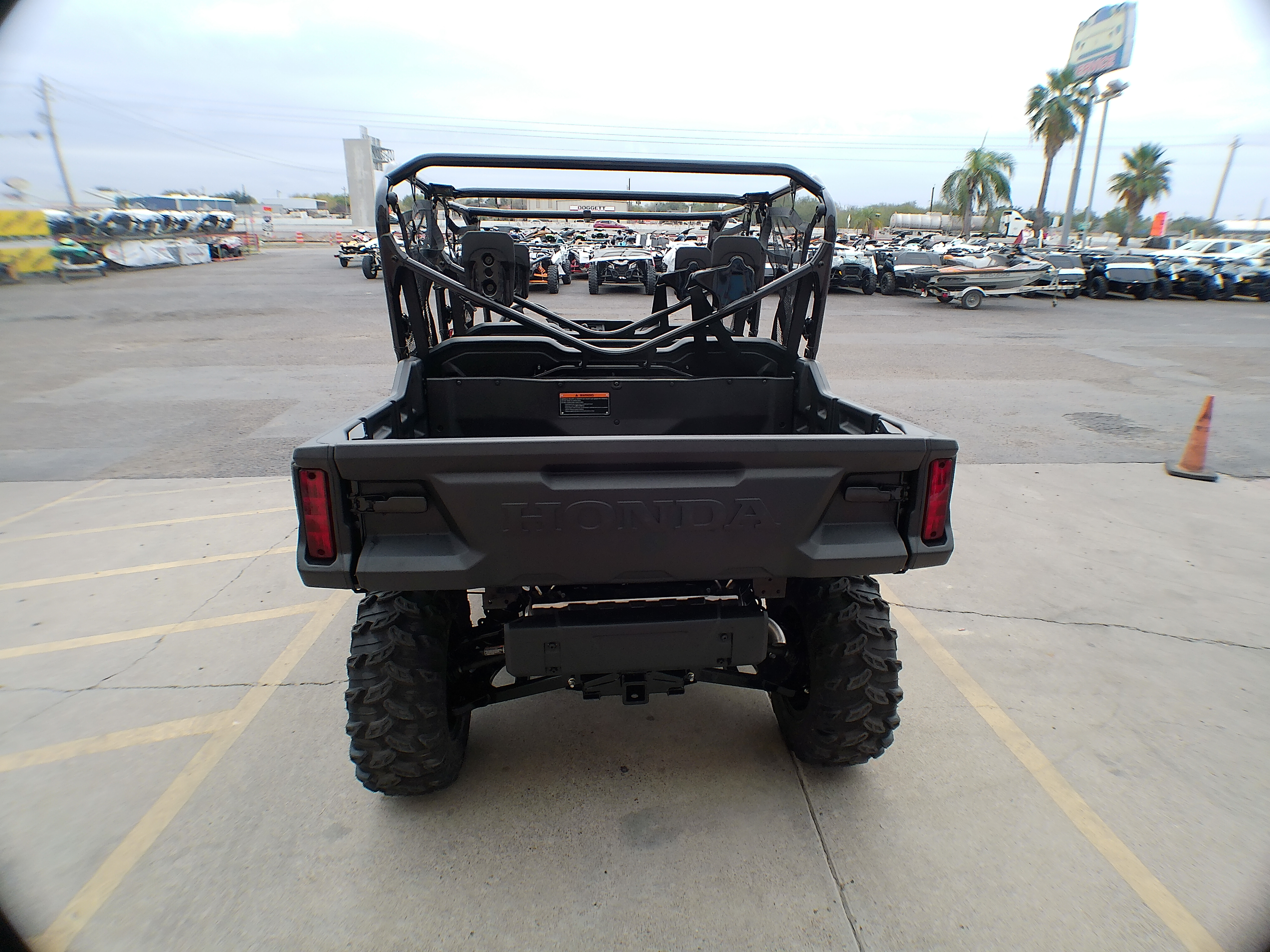 2025 Honda Pioneer 1000-6 Crew Deluxe - Photo 8