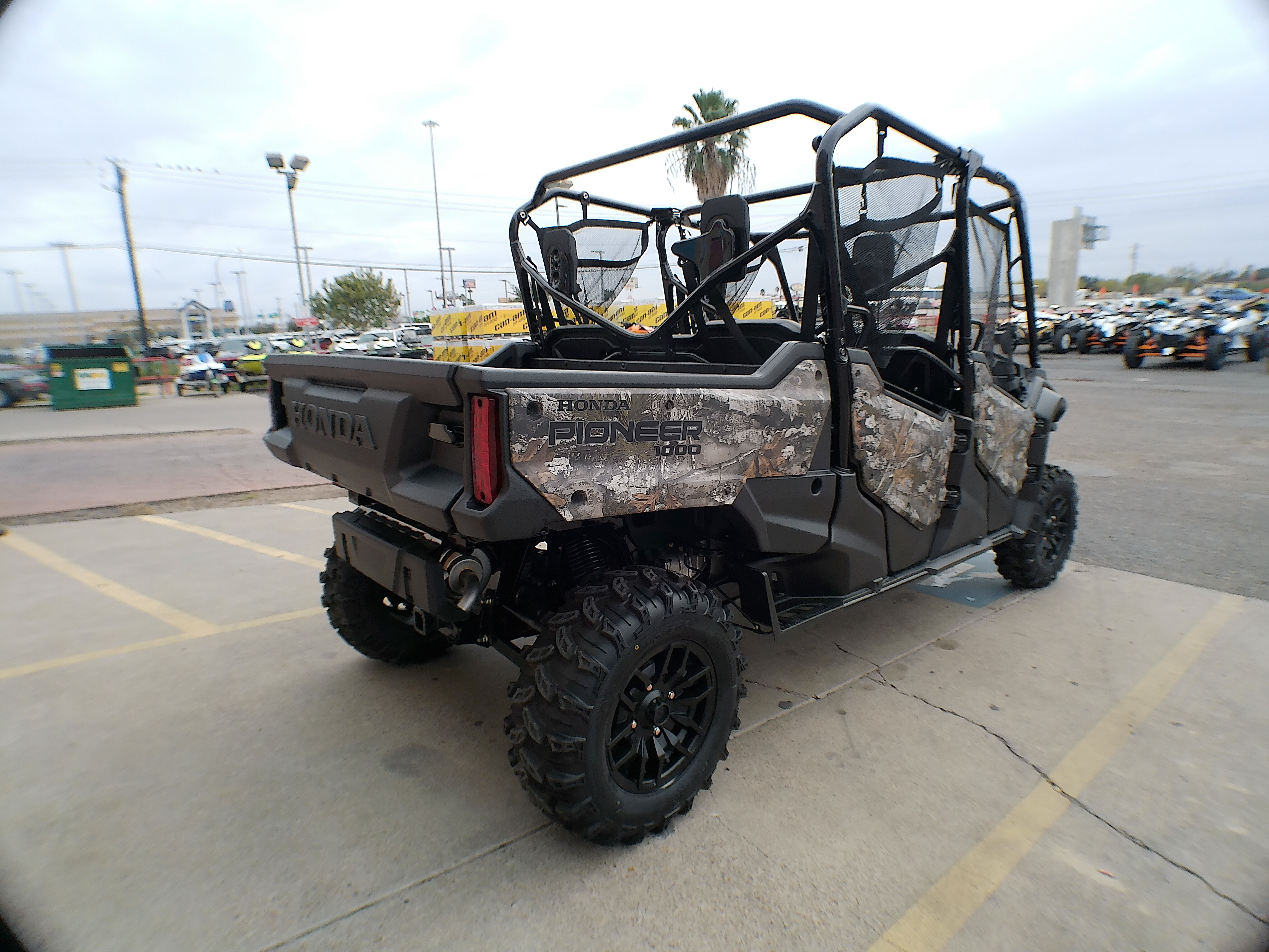 2025 Honda Pioneer 1000-6 Crew Deluxe - Photo 6