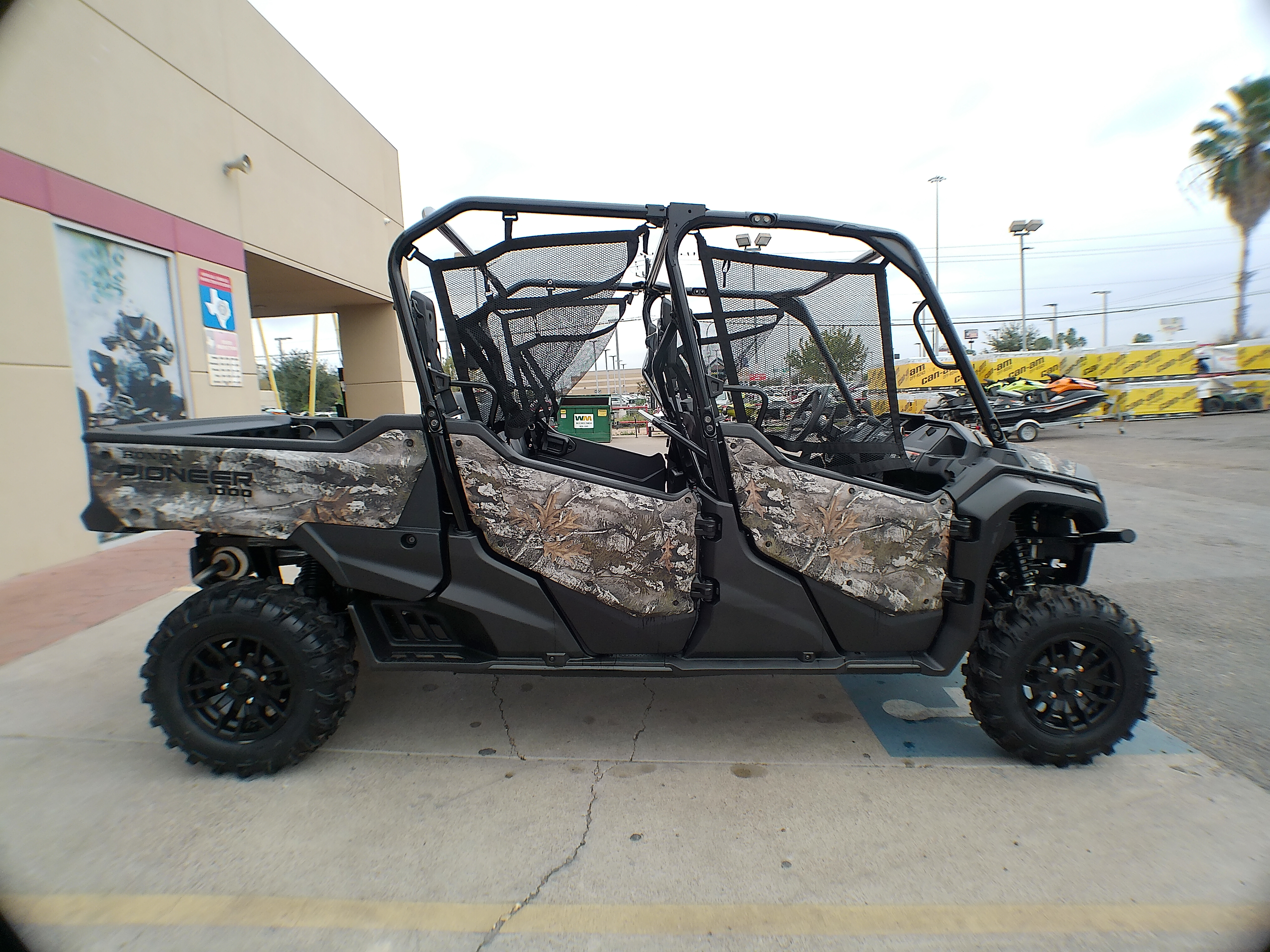 2025 Honda Pioneer 1000-6 Crew Deluxe - Photo 5