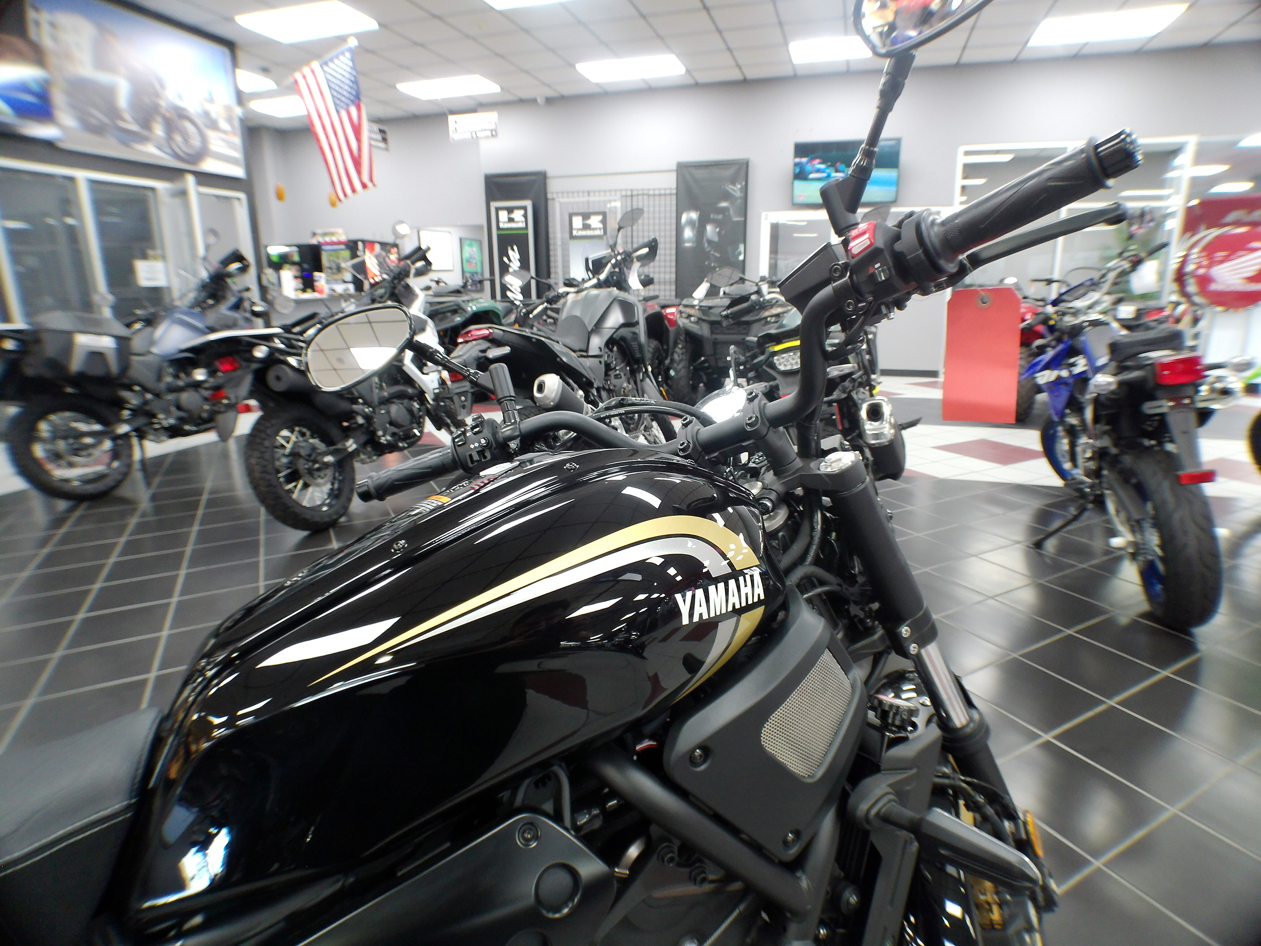 2025 Yamaha XSR700 - Photo 8