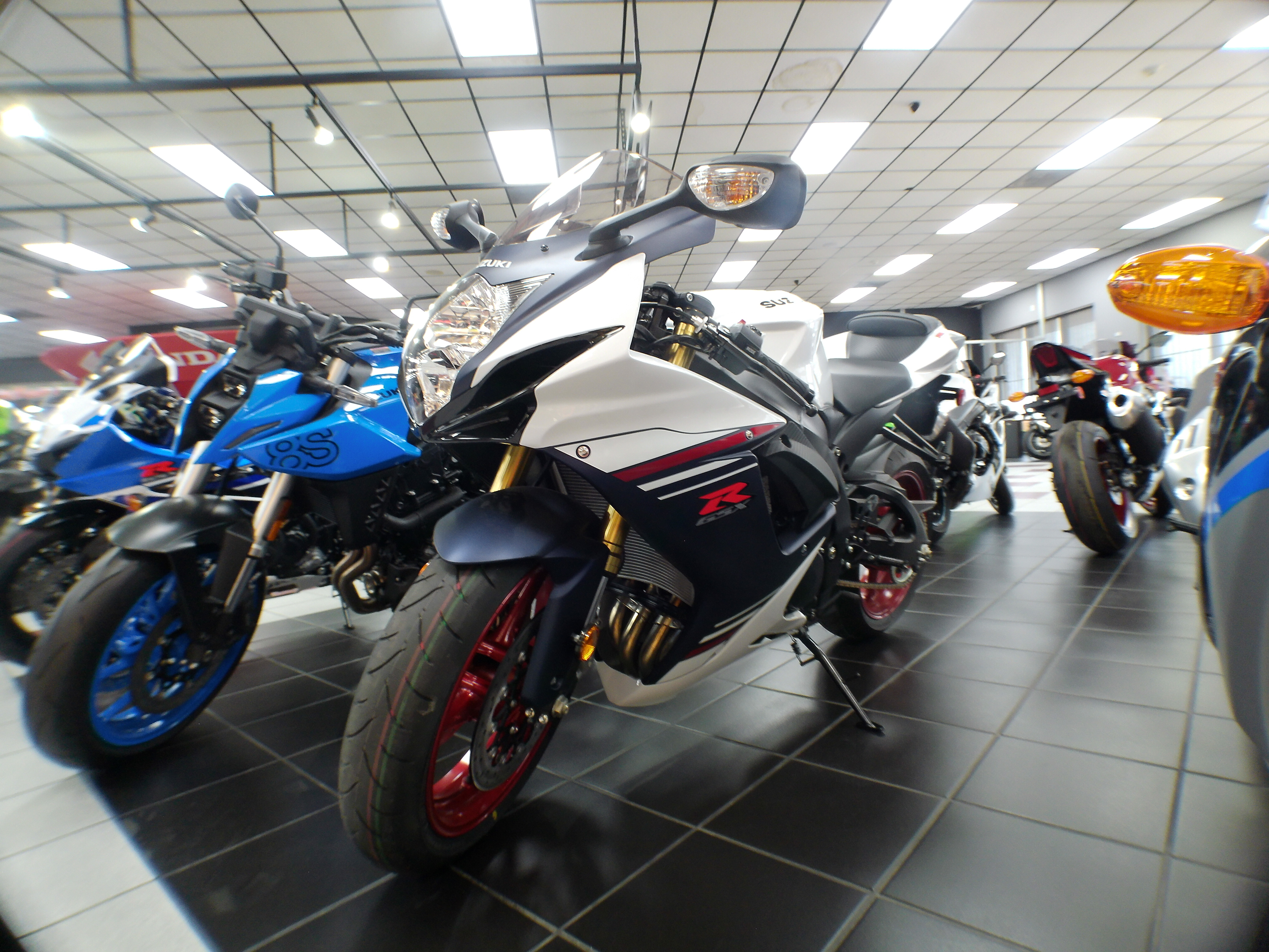 2025 Suzuki GSX-R 750 - Photo 11