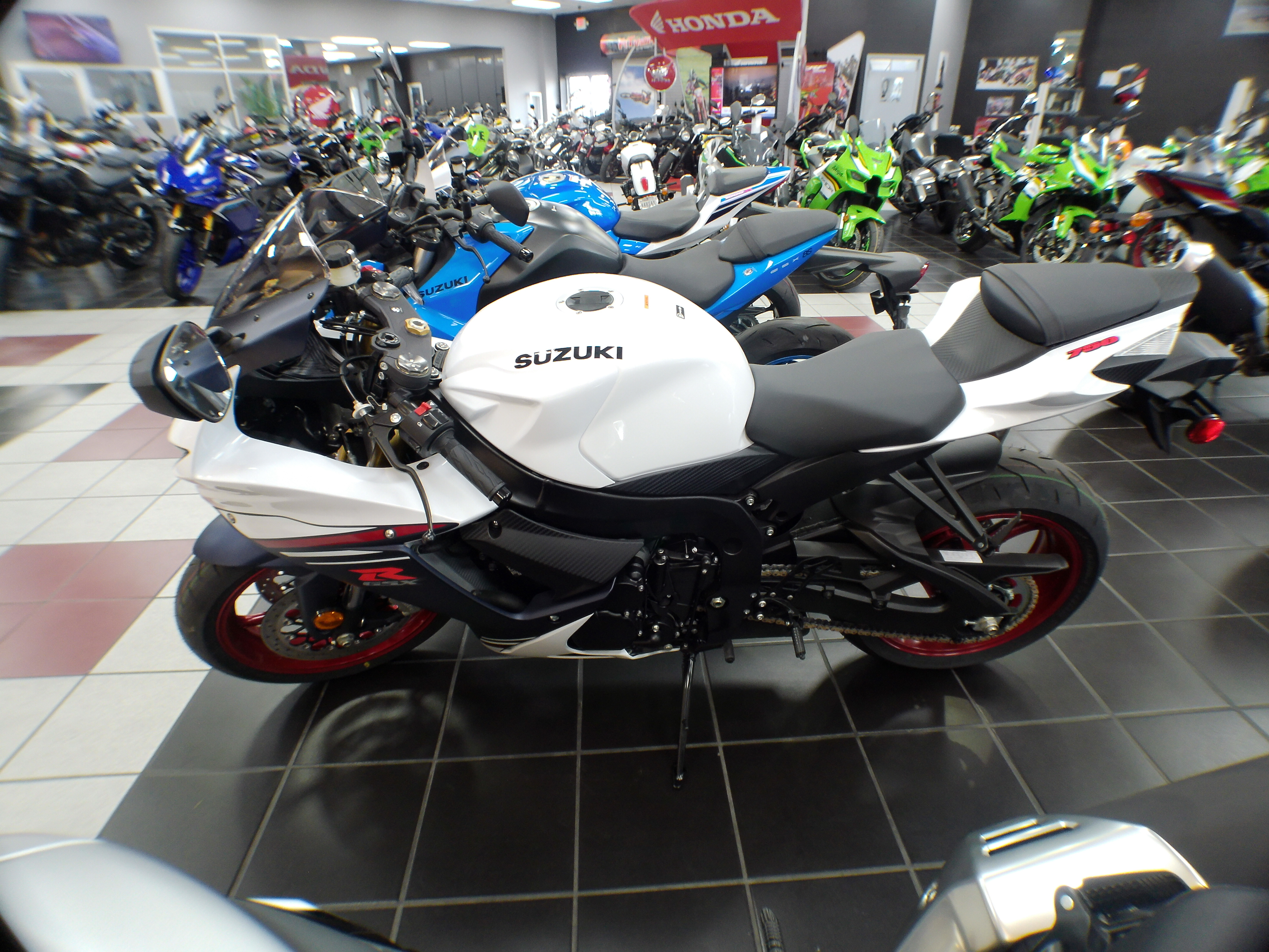 2025 Suzuki GSX-R 750 - Photo 2