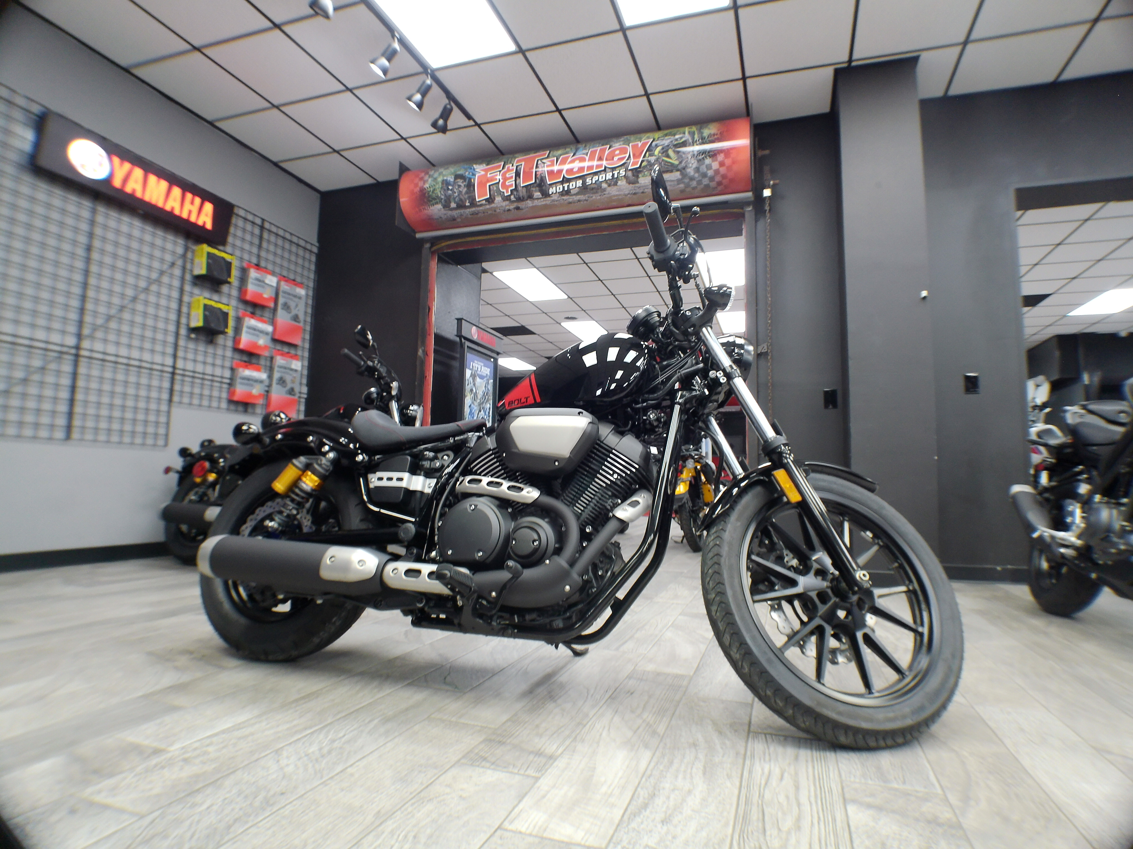 2025 Yamaha Bolt R-Spec - Photo 9