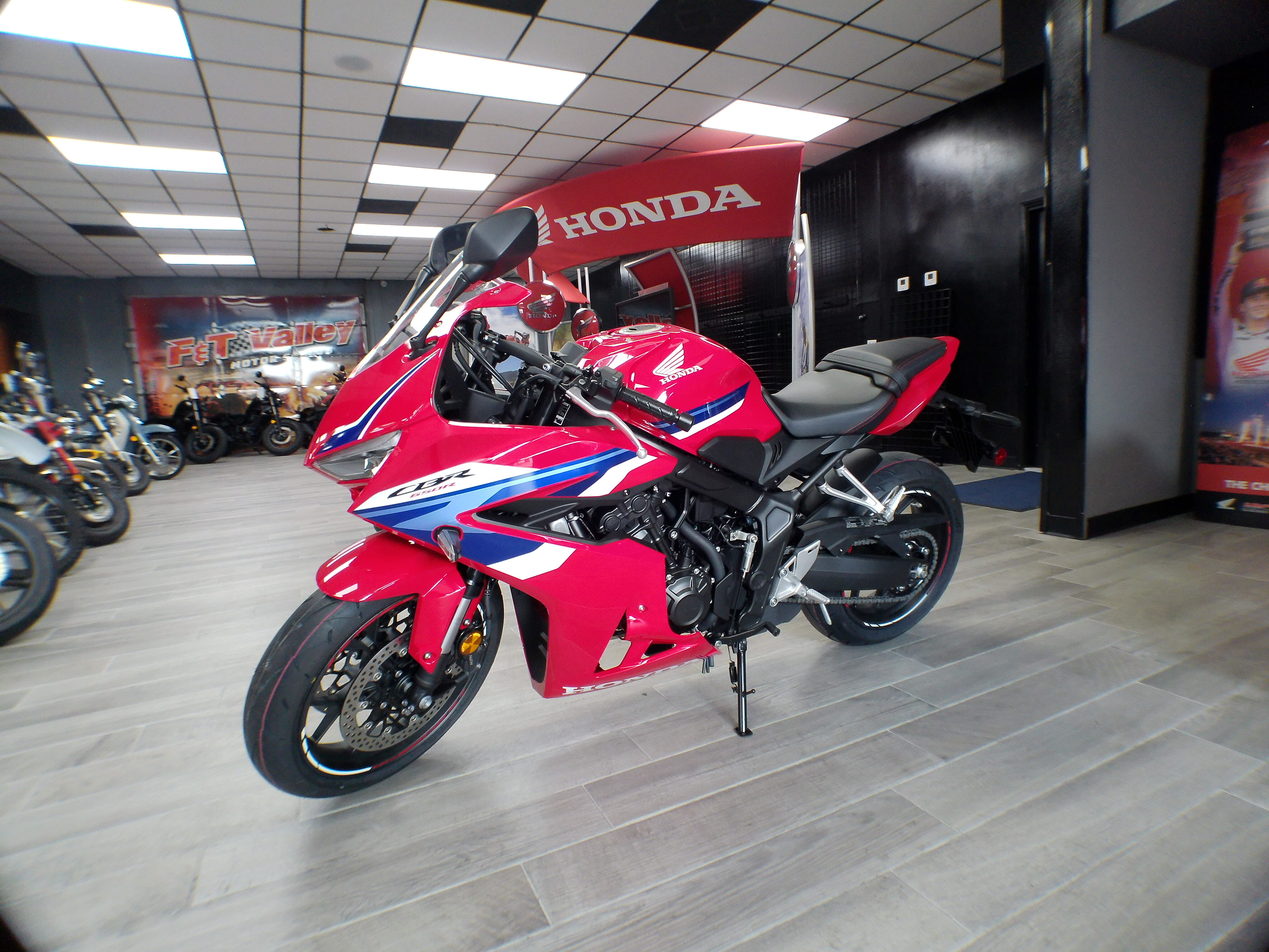 2025 Honda CBR650R - Photo 2
