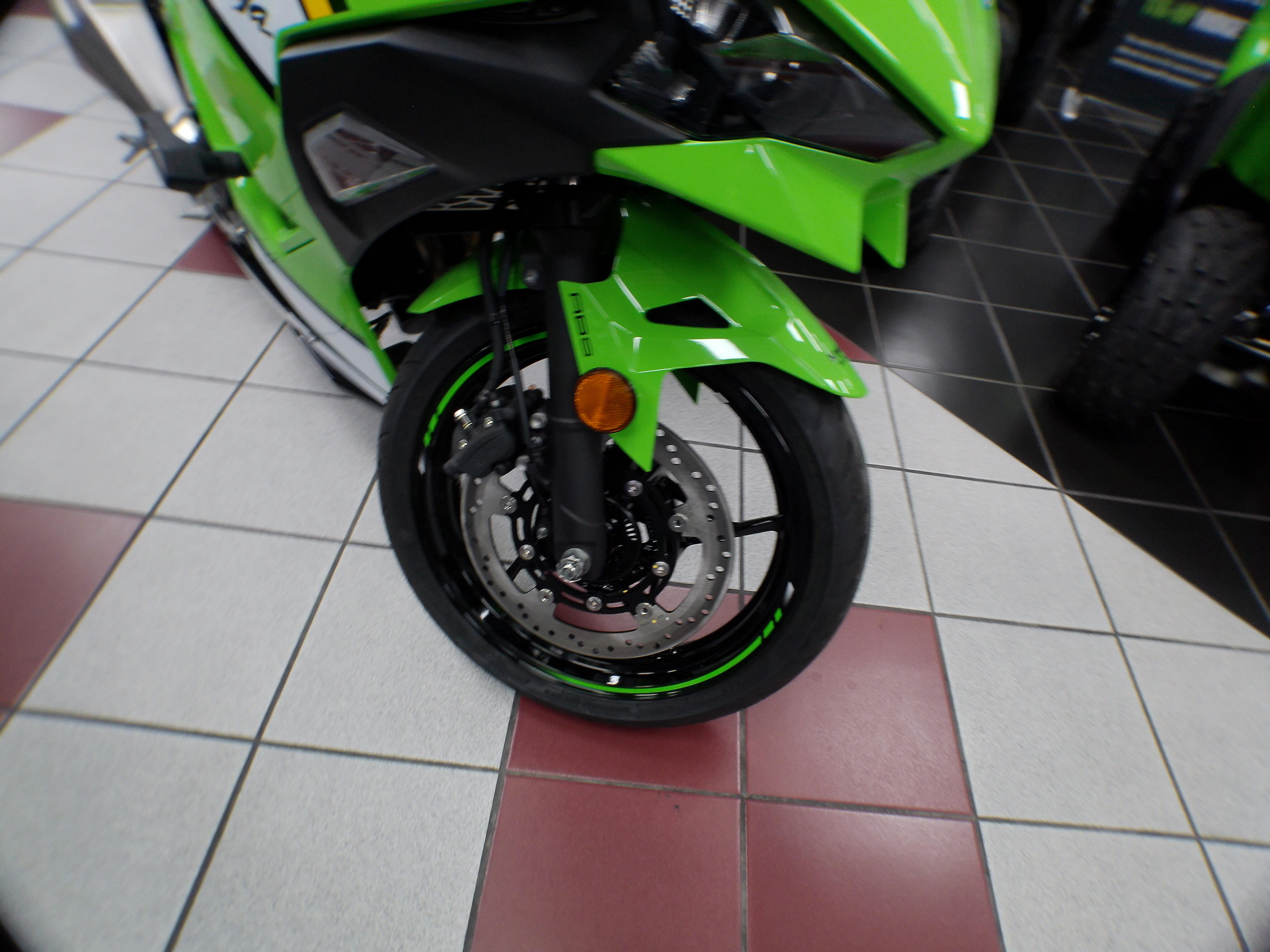 2025 Kawasaki Ninja 500 - Photo 8