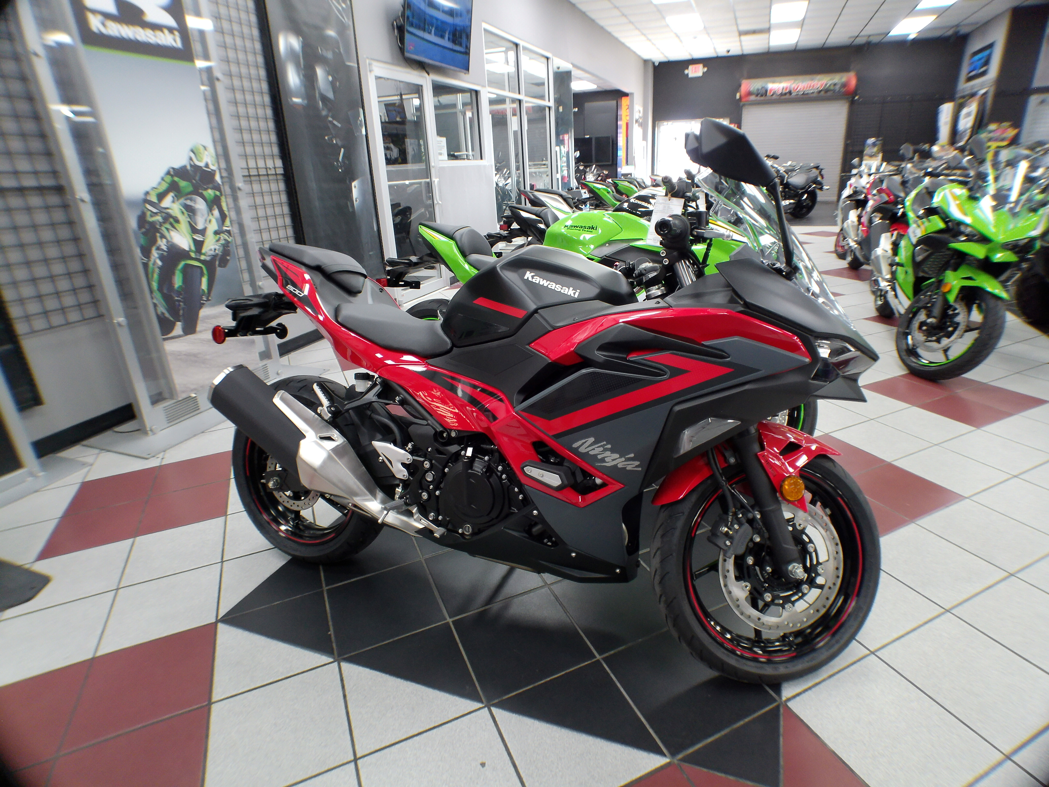 2025 Kawasaki Ninja 500 - Photo 5