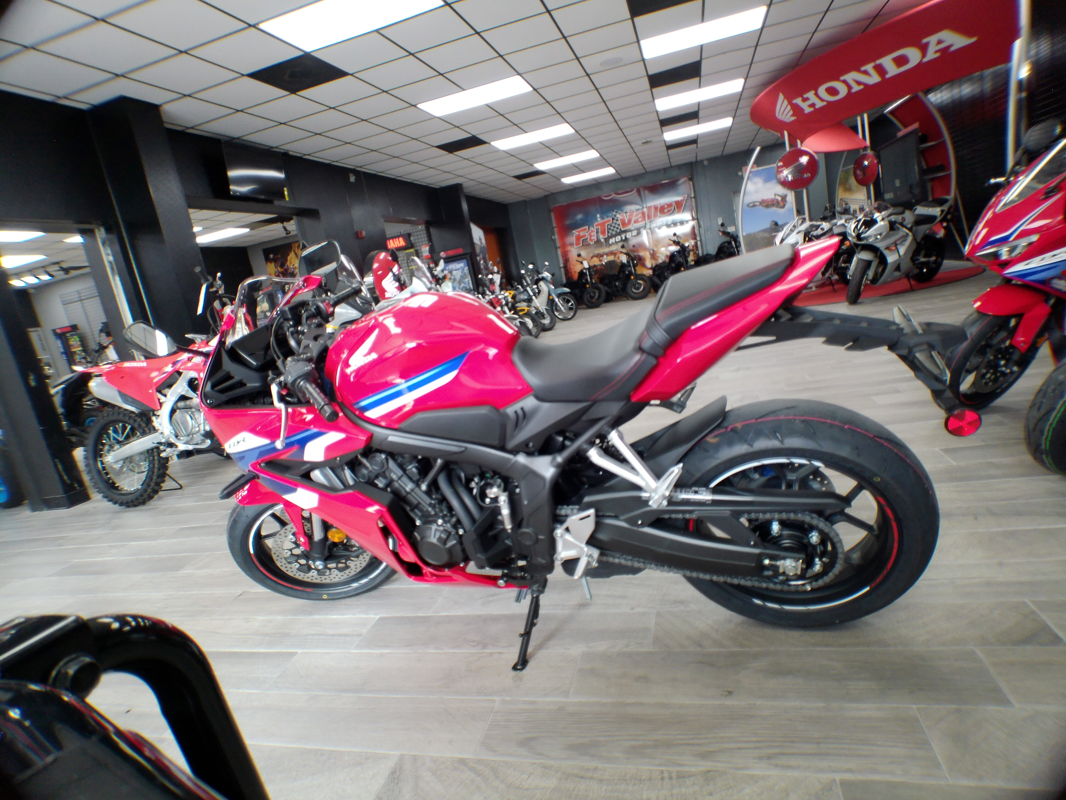 2025 Honda CBR650R - Photo 3