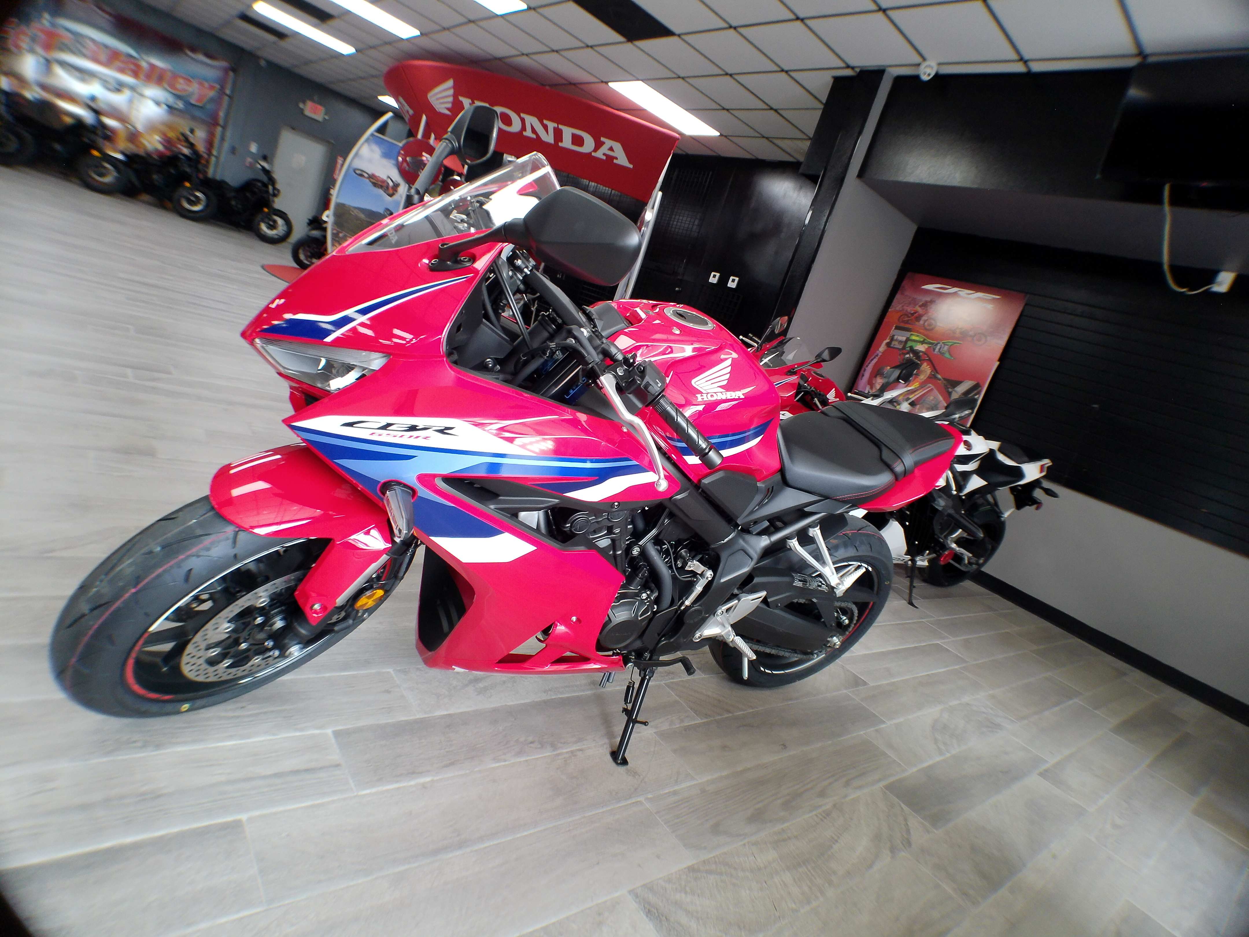 2025 Honda CBR650R - Photo 2