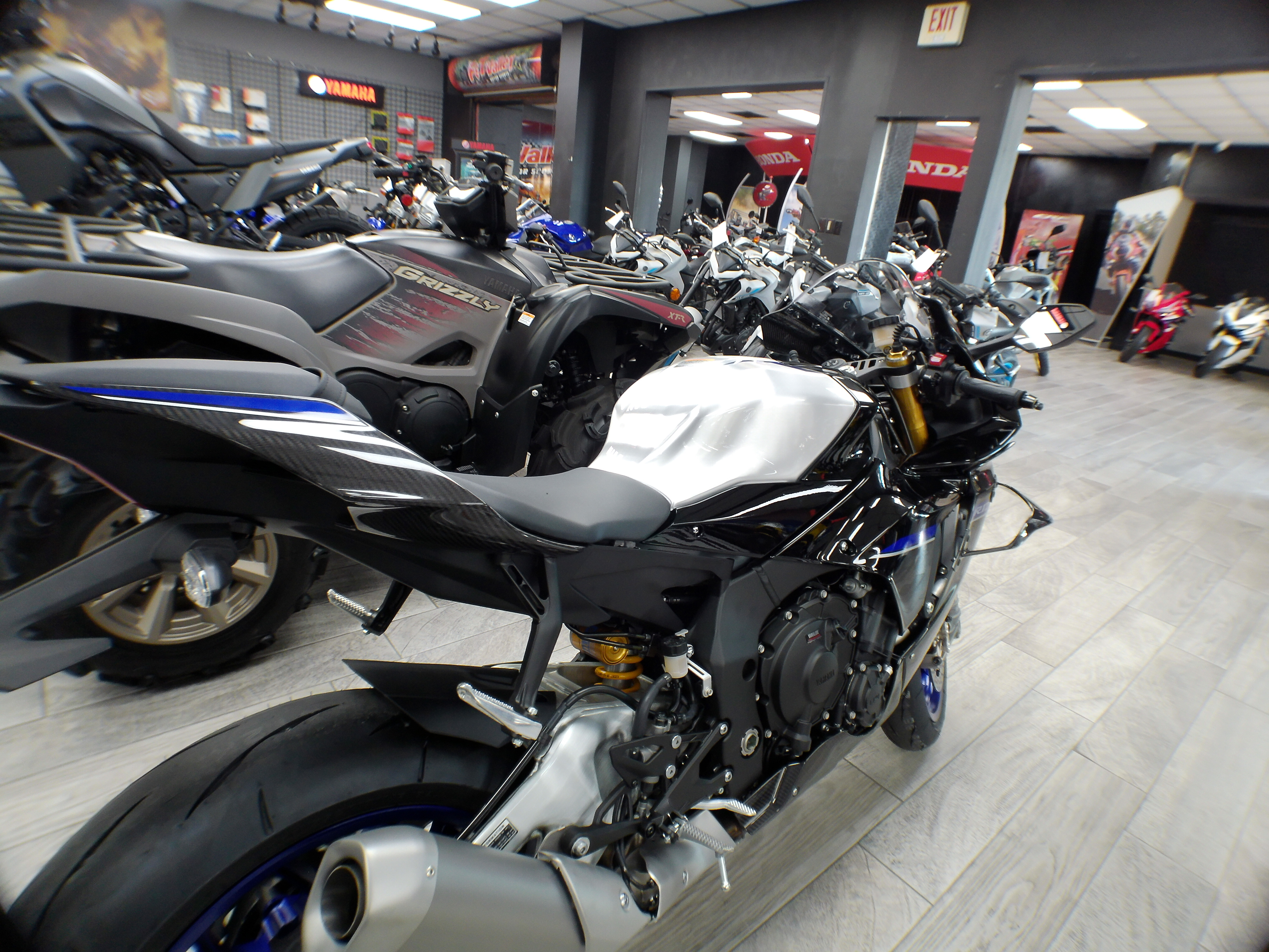 2025 Yamaha YZF-R1M - Photo 3