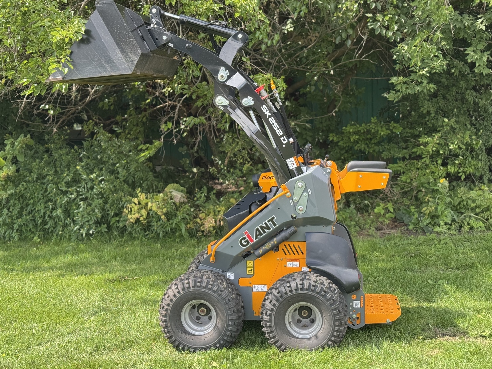 2024 GIANT SK252D